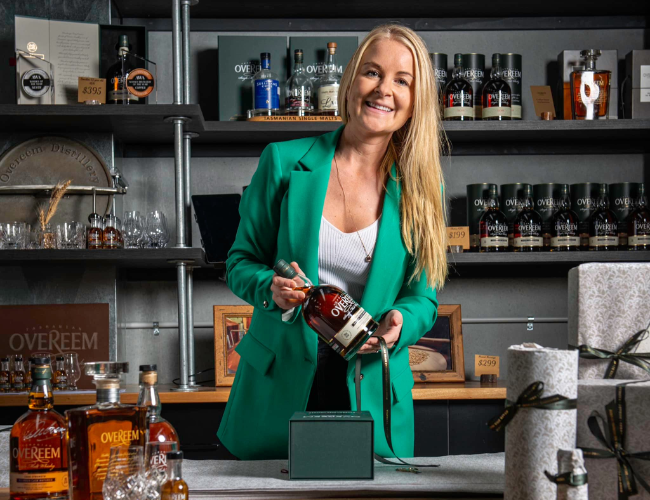 Jane Overeem holding a bottle of whisky